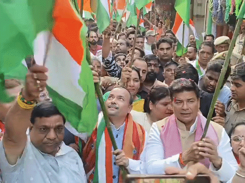 भाजपा की तिरंगा यात्रा में गूंजे भारत माता के जयकारे:हजारों कार्यकर्ता हाथों में तिरंगा लेकर निकले, फूलों से हुआ स्वागत