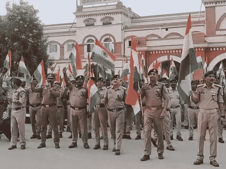गोरखपुर में GRP-RPF तिरंगा लेकर सड़कों पर उतरी:प्लेटफॉर्म और चलती ट्रेन से यात्रियों ने बनाया रील्स, देखें VIDEO