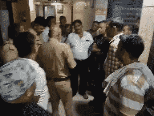 व्यापार मंडल की जिलाध्यक्ष के भतीजे को गोली मारी:झांसी में आढ़त की दुकान बंद करके घर आ रहे थे, तीन बदमाशों ने किया हमला