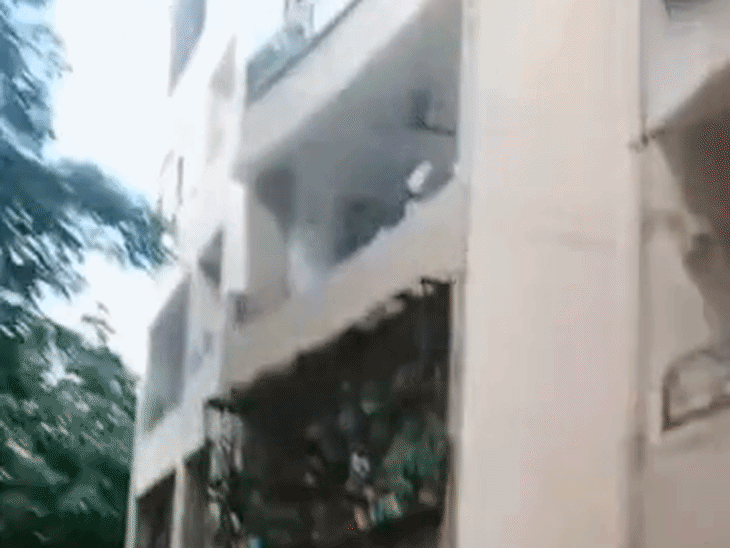 ग्वालियर में अपार्टमेंट की चौथी मंजिल पर भीषण आग:अलकापुरी के गार्डेन हिल की घटना, ऊपर की मंजिल पर रखे मिले 5 सिलेंडर