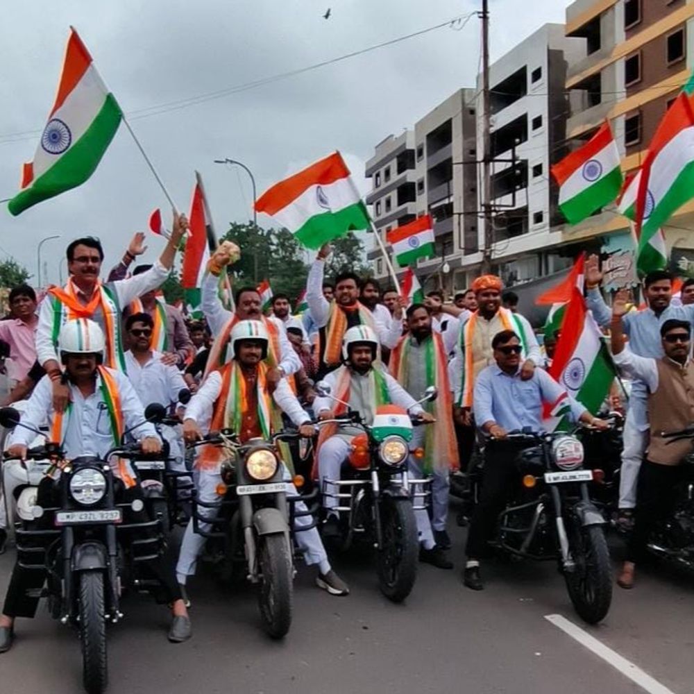 
                 रतलाम में निकली तिरंगा वाहन रैली:देश भक्ति गीतों के साथ हाथों में तिरंगा थामे निकले; भारत माता की आरती कर लगाए जयकारे 
            