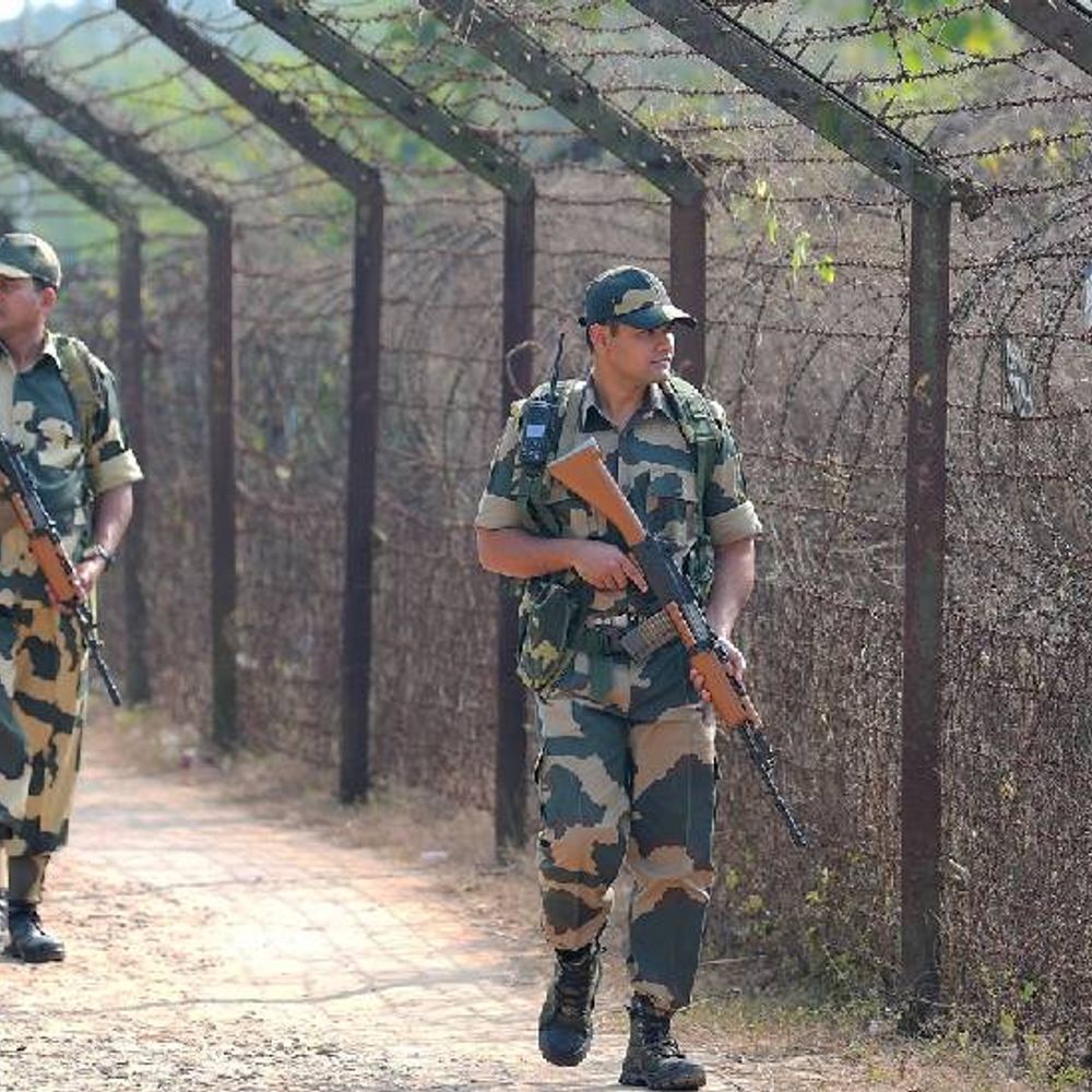 
                 बंगाल सीमा पर बांग्लादेश भागते संदिग्ध पाकिस्तानी नागरिक गिरफ्तार:ISI से संपर्क, फर्जी दस्तावेजों पर भारत में रह रहा था राणा राउत 
            