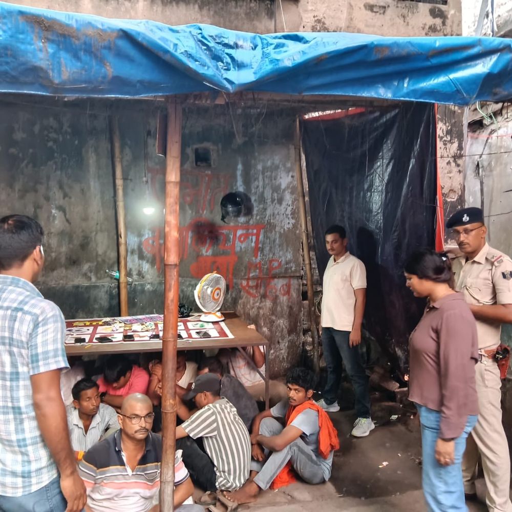 पटना में गेसिंग के अड्डे पर छापेमारी:लॉटरी, कूपन, मोबाइल सहित दूसरे सामान बरामद, हिरासत में 12 लोग