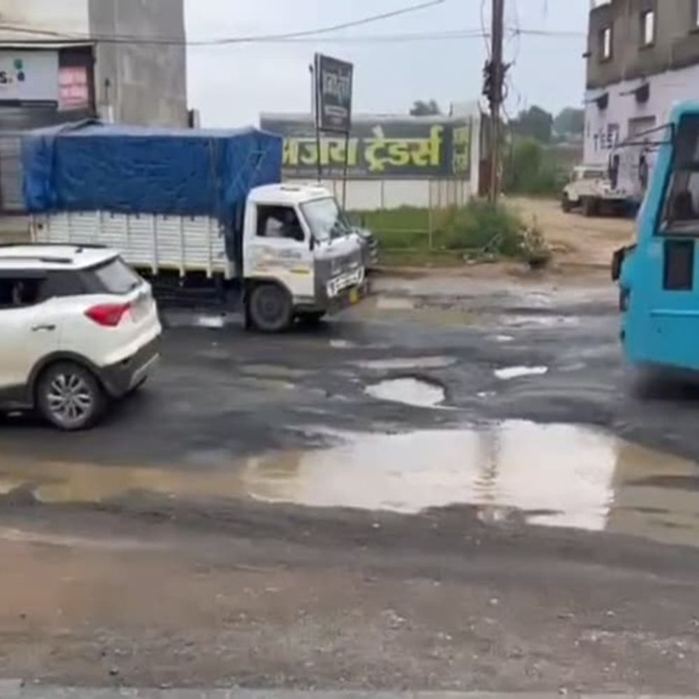 खस्ताहाल सड़क देखने पहुंचे कलेक्टर,निर्माण शुरू कराने के निर्देश:लोगों ने NH-43 की खराब सड़क का वीडियो भेजा, सांसद ने अफसरों से कहा-जल्द ठीक कराओ