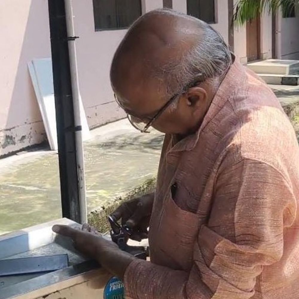 शहीद स्मारक की टंकी से नहीं निकला पानी:मेरठ कैंट विधायक टोंटी दबाते रहे, गंदे हाथ लिए खड़े रहे, सफाई अभियान चलाने पहुंचे थे