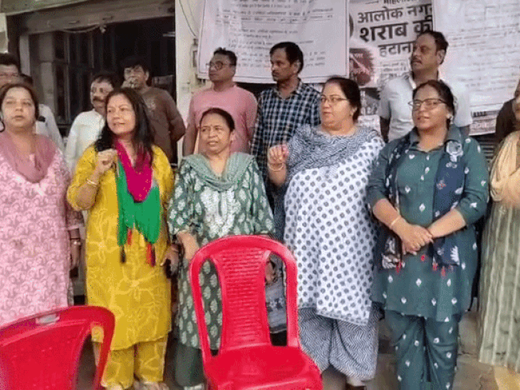 आगरा में शराब के ठेके को लेकर प्रदर्शन तेज:34वें दिन धरना जारी, हाईकोर्ट में सुनवाई आज; महिलाएं बोली- ठेका बंद कराने तक लड़ाई रहेगी जारी