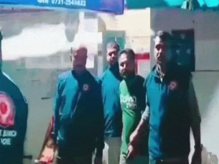 
                 कबाड़ की आड़ में चोरी की गाड़ियाँ काटकर बेचीं:इंदौर क्राइम ब्रांच ने पकड़ा; 2.50 लाख की स्क्रैप मशीन जब्त, गोदाम सील 
            