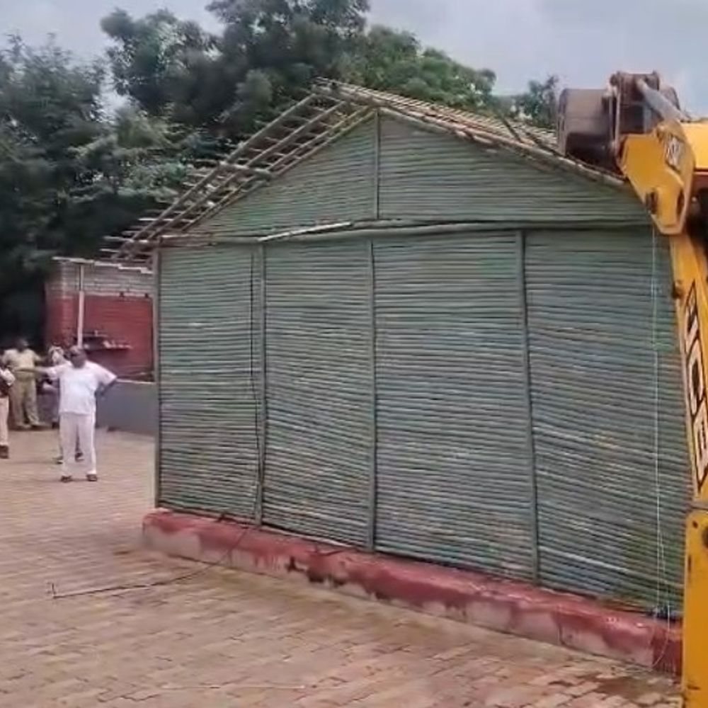 हिस्ट्रीशीटर के अवैध फार्म हाउस पर चला बुलडोजर:अ​तिक्रमण की गई 6 बीघा सरकारी जमीन कराई मुक्त, 11 आपराधिक केस दर्ज