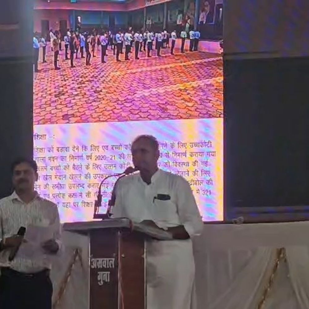कलेक्टर से सरपंच बोले- रिटायरमेंट के बाद आप नेता बनेंगे:पंच सम्मेलन में डीएम से कहा- ऐसा अधिकारी लाइफ में नहीं देखा, आप सबसे अच्छे