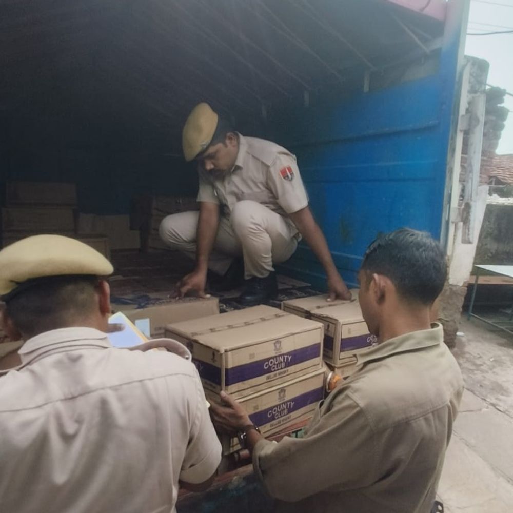 बांसवाड़ा में 70 पेटी अवैध शराब से भरी पिकअप जब्त:पुलिस को देख फरार हुए आरोपी, 50 पेटी बीयर और 20 पेटी अंग्रेजी-देसी शराब शामिल