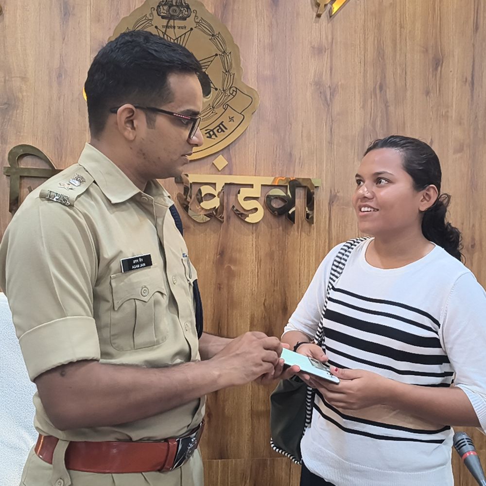 20 लाख के 109 गुमे मोबाइल लोगों को वापस लौटाए:एमपी, यूपी, महाराष्ट्र में एक्टिव थे फोन; पुलिस इस साल 383 रिकवर कर चुकी