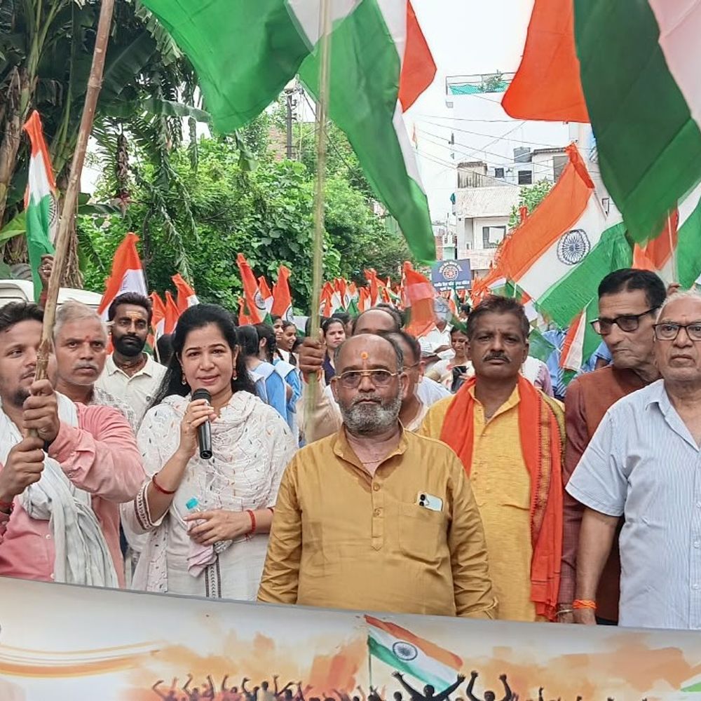 लखनऊ में भाजपा ने निकाली तिरंगा यात्रा:हाथों में झंडा लेकर पार्षदों ने लगाए जिंदाबाद के नारे
