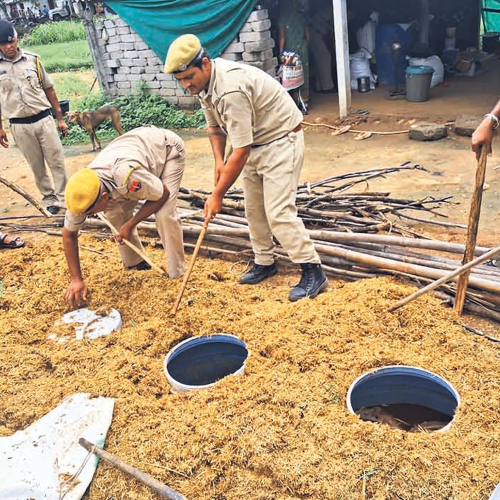 जमीन में गाड़े ड्रमों में छिपा रखी 10 हजार लीटर वॉश नष्ट की