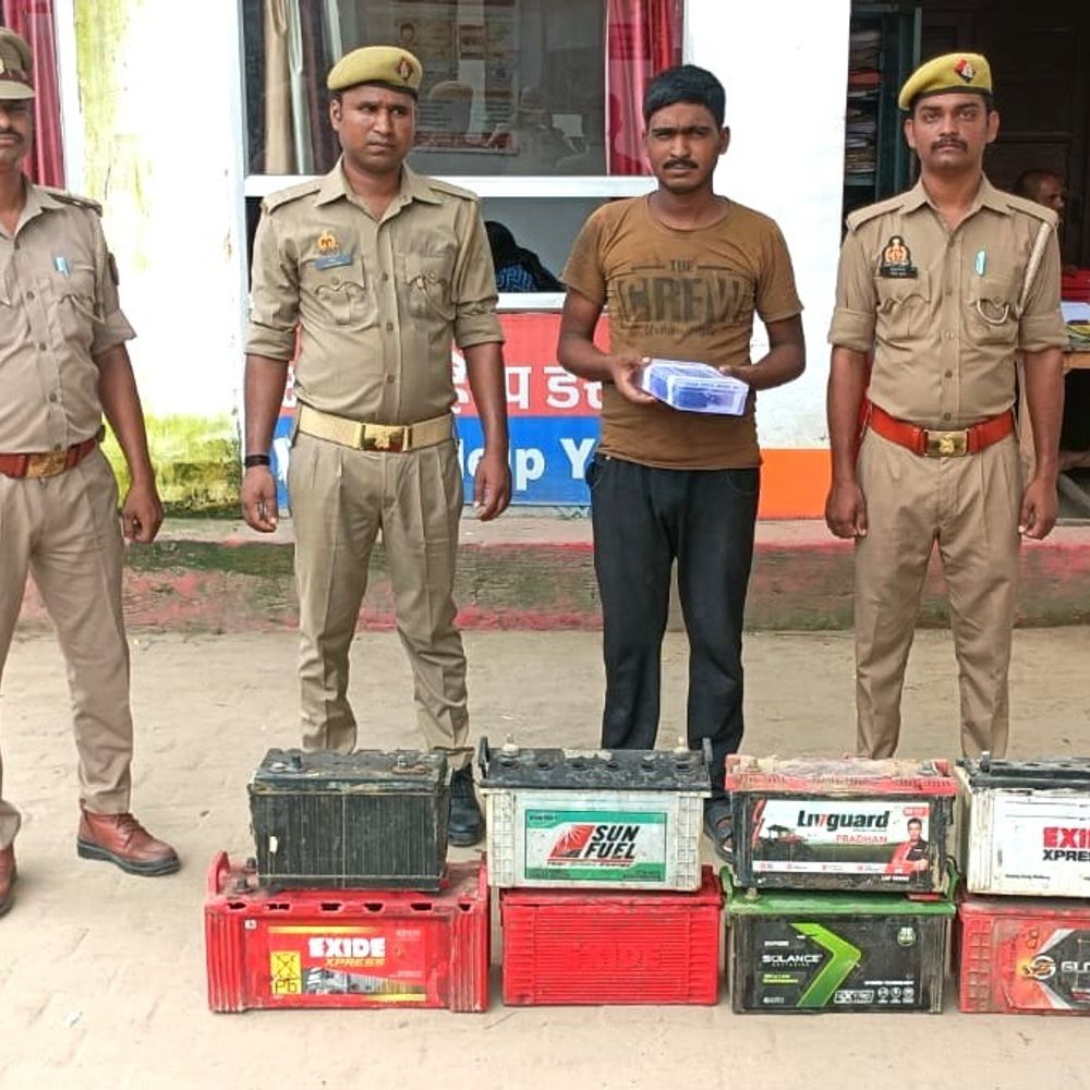 देवरिया में टैंकरों से बैटरी चोरी करने वाला गिरफ्तार:8 बैटरियां बरामद, तलाशी में अवैध चाकू मिला; गिरोह के साथियों की तलाश