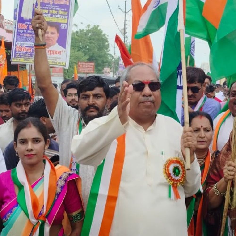 कबिनेट मंत्री डॉक्टर संजय निषाद की अगुवाई में तिरंगा यात्रा:कानपुर देहात में 2 किमी चली, 1200 फीट लंबे तिरंगे के साथ निकले स्कूली बच्चे