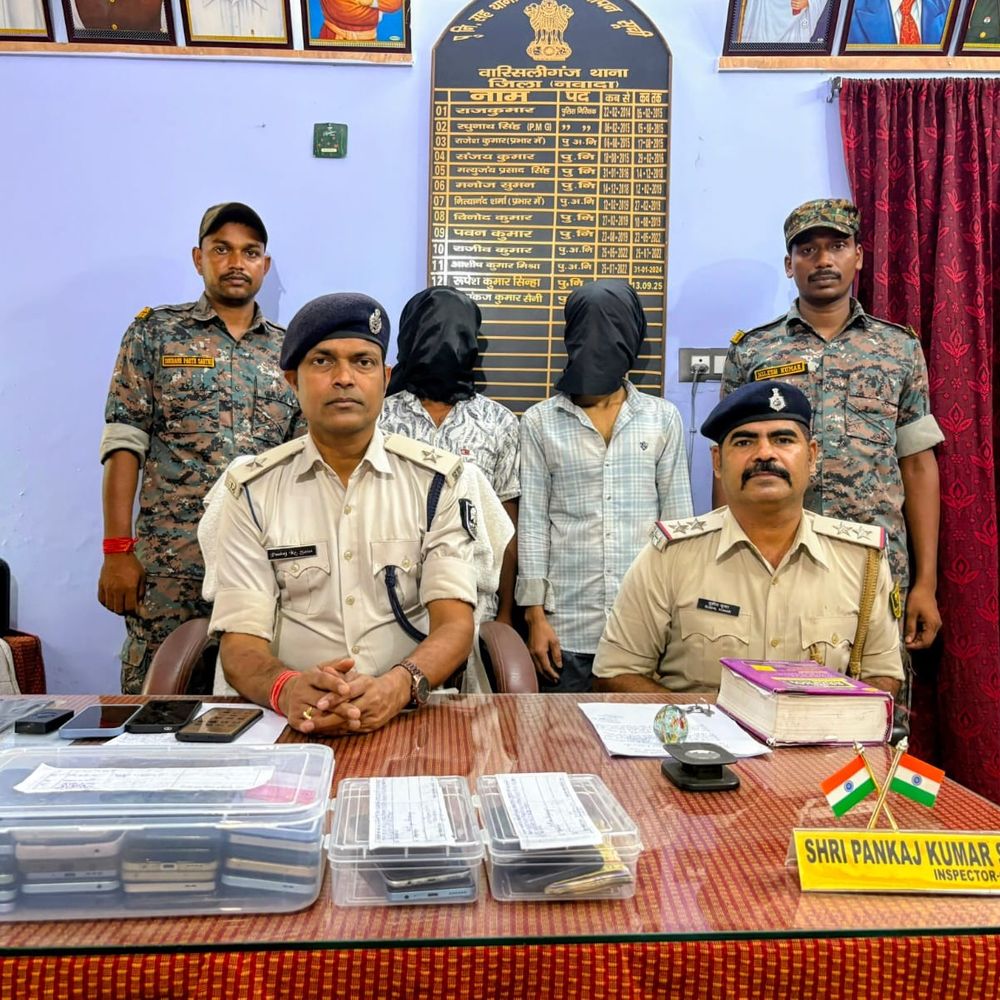 नवादा में 3 साइबर अपराधी गिरफ्तार, मोबाइल-कैश बरामद:आधार, पैन कार्ड और फीस मांगकर करते थे फ्रॉड