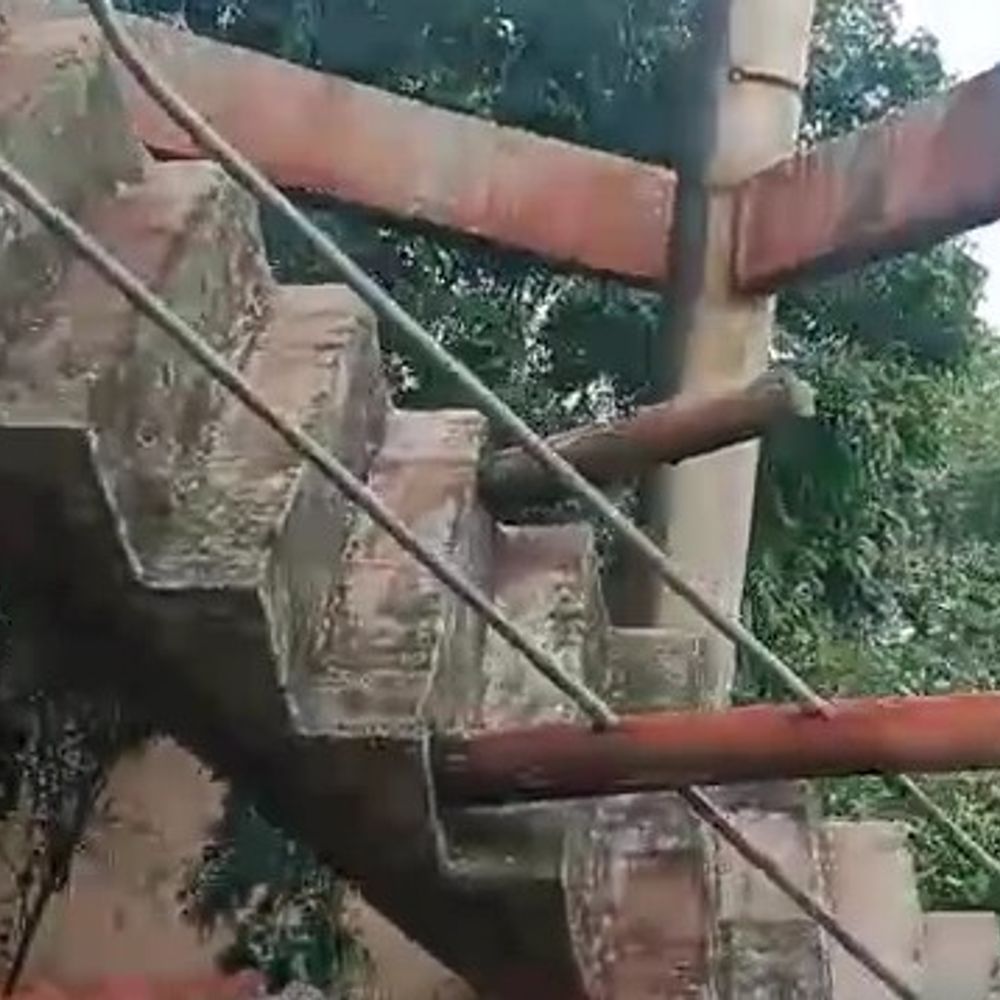 20 साल पुरानी पानी की टंकी की सीढ़ियां टूटीं:आंगनवाड़ी और सोसायटी के पास है जर्जर टंकी; PHE ने डिस्मेंटल कराने के निर्देश दिए