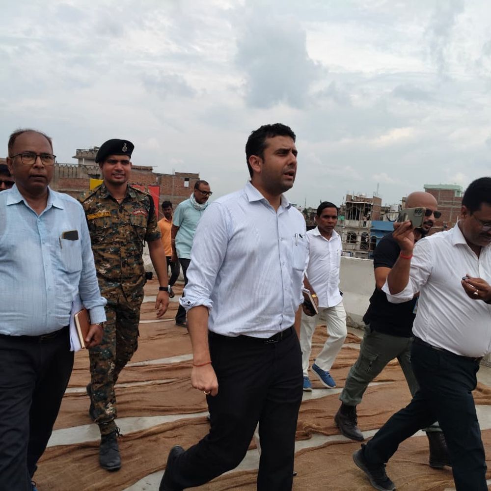 DM ने ओवरब्रिज सितंबर तक पूरा करने का दिया अल्टीमेटम:सीतामढ़ी में 18 साल पहले शुरू हुआ प्रोजेक्ट, 2025 की डेडलाइन भी क्रॉस