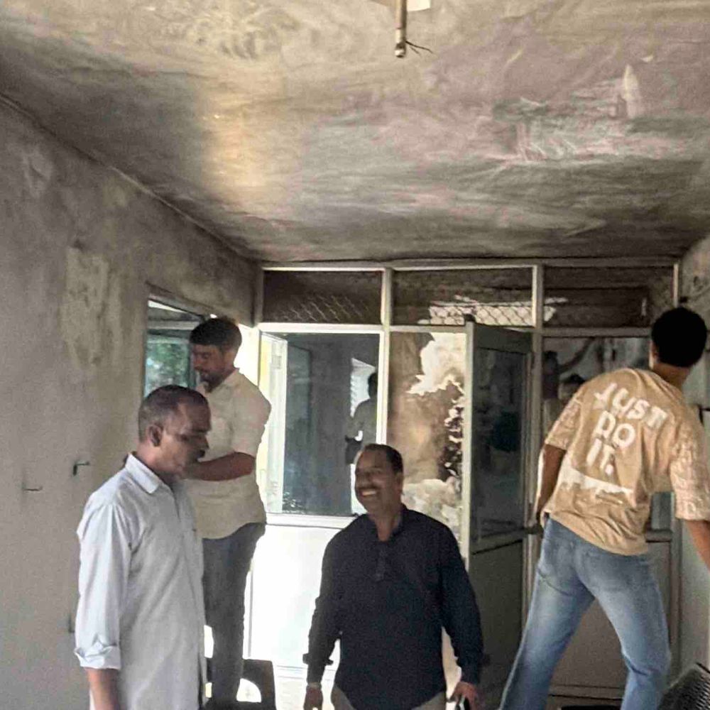 रामपुर PWD गेस्ट हाउस के कमरे में आग:शॉर्ट सर्किट से वायरिंग और इलेक्ट्रॉनिक उपकरण जले; 24 घंटे में मरम्मत हुई
