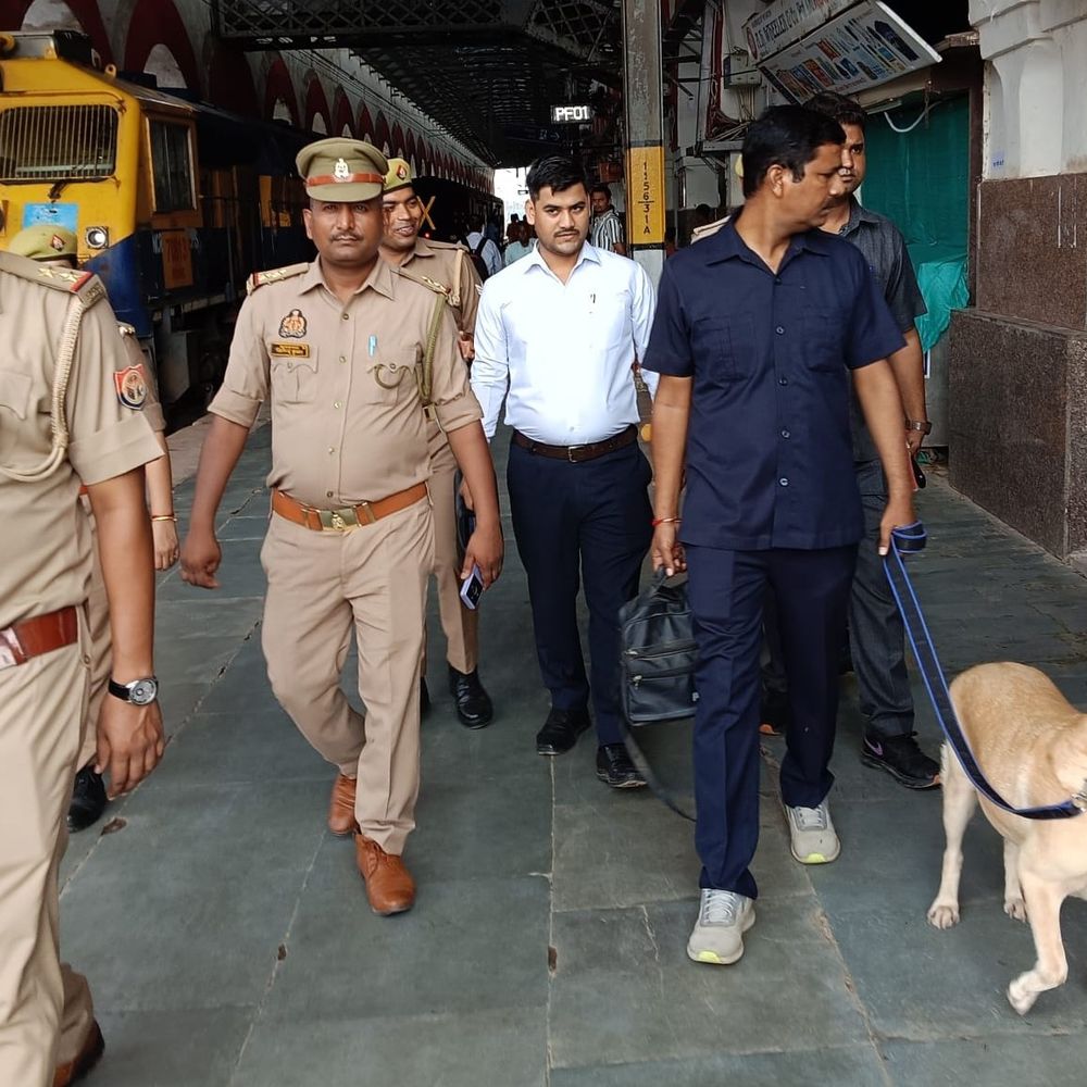 स्वतंत्रता दिवस से पहले ट्रेनों में जीआरपी की चेकिंग:इटावा स्टेशन पर डॉग स्क्वॉड के साथ चलाया अभियान