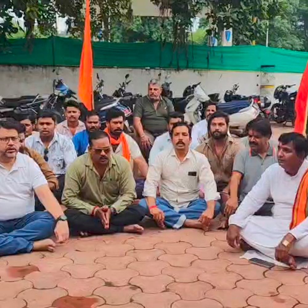 
                 विहिप-बजरंग दल का जिहाद-धर्मांतरण के खिलाफ प्रदर्शन:नीमच के कैंट थाने पर किया हनुमान चालीसा; सख्त कानून लागू करने की मांग 
            