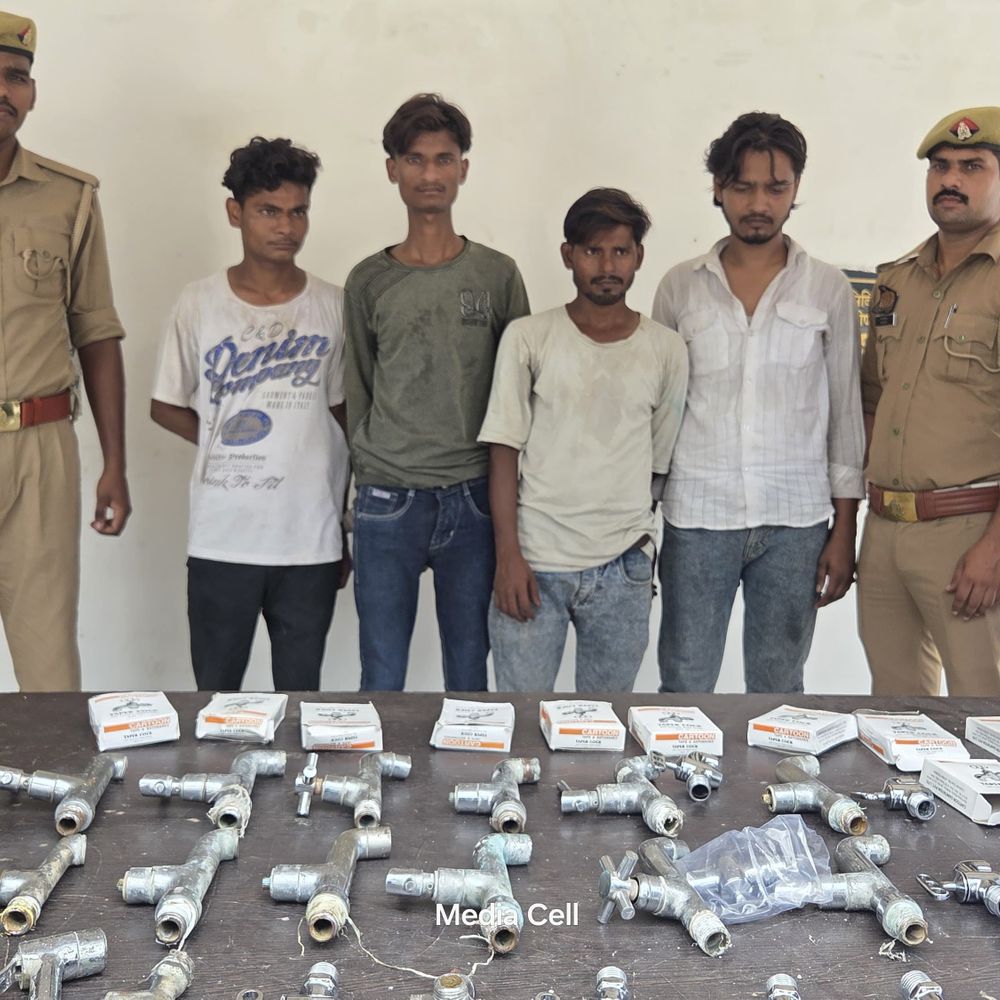 बांदा में चोरी का खुलासा, तीन आरोपी गिरफ्तार:चोरी का माल खरीदने वाला भी पकड़ाया, ई-रिक्शा बरामद