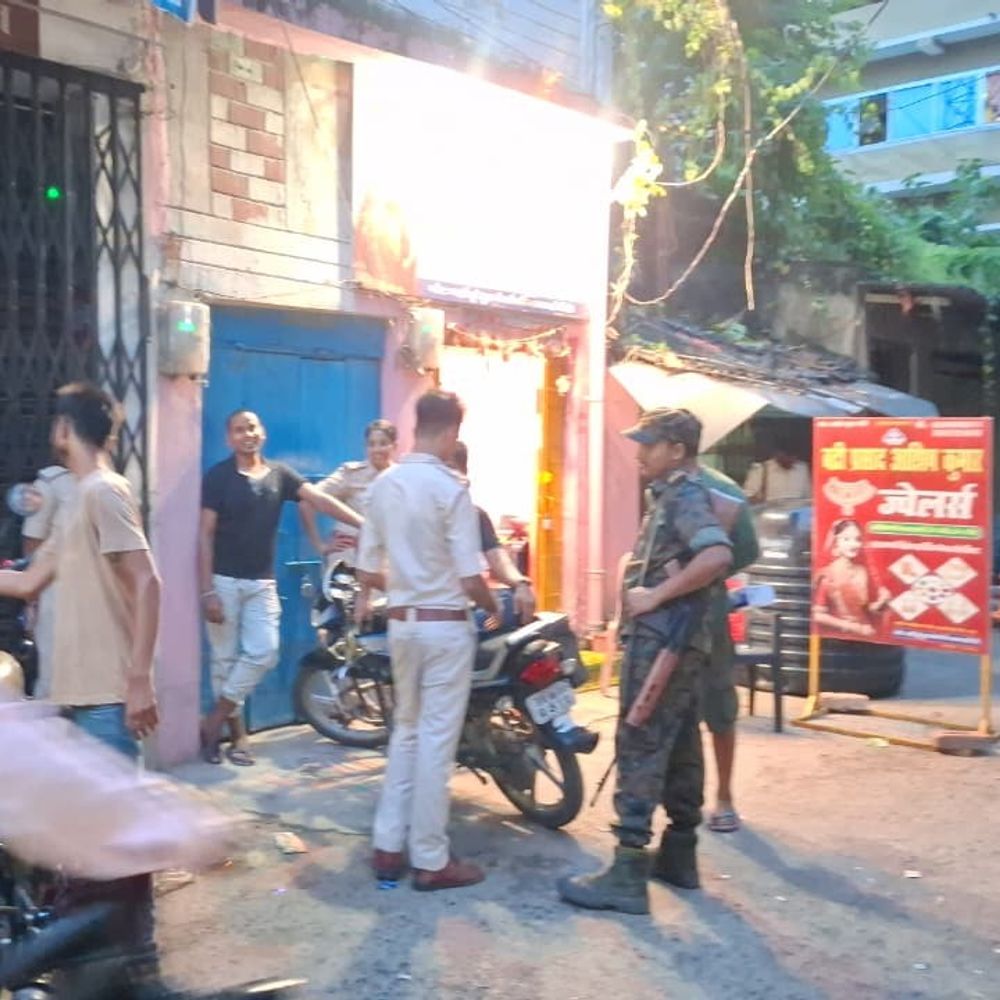 मुजफ्फरपुर- देहव्यापार के आरोपों में 12 महिलाएं समेत 13 पकड़े:मसाज पार्लरों पर कार्रवाई, आपत्तिजनक सामान बरामद; कई लापता बच्चियों का भी रेस्क्यू
