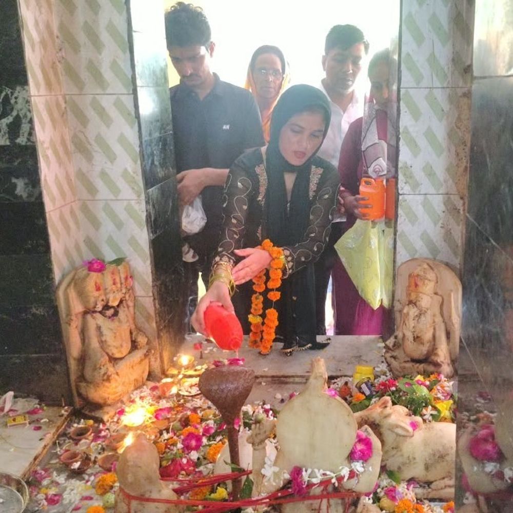 बुर्के में कांवड़ लाने वाली तमन्ना ने किया जलाभिषेक:बाबा क्षेमनाथ समाधि में गंगाजल चढ़ाया; बोलीं- सनातन धर्म सभी को स्वीकार करता है