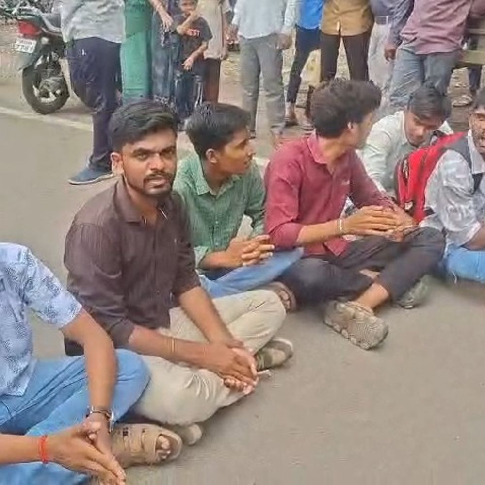 एबीवीपी का खरगोन यूनिवर्सिटी में धरना:परीक्षा और प्रैक्टिकल की रखी मांग, कुलगुरु ने दी समझाइश