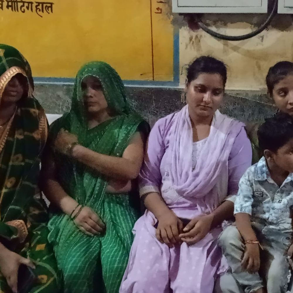 सुल्तानपुर में टीन शेड पर गिरा बिजली का हाईटेंशन तार:करंट की चपेट में आने से एक ही परिवार के कई लोग घायल, CHC में चल रहा इलाज