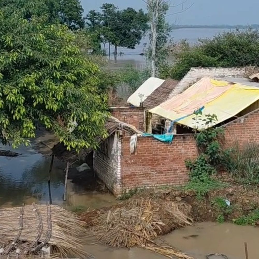 फर्रुखाबाद में गंगा कटान से गांव के अस्तित्व पर संकट:दिलीप की मड़ैया में बचे सिर्फ 10-12 पक्के मकान; 31 घर गंगा में समाए, खाली कराने की मुनादी