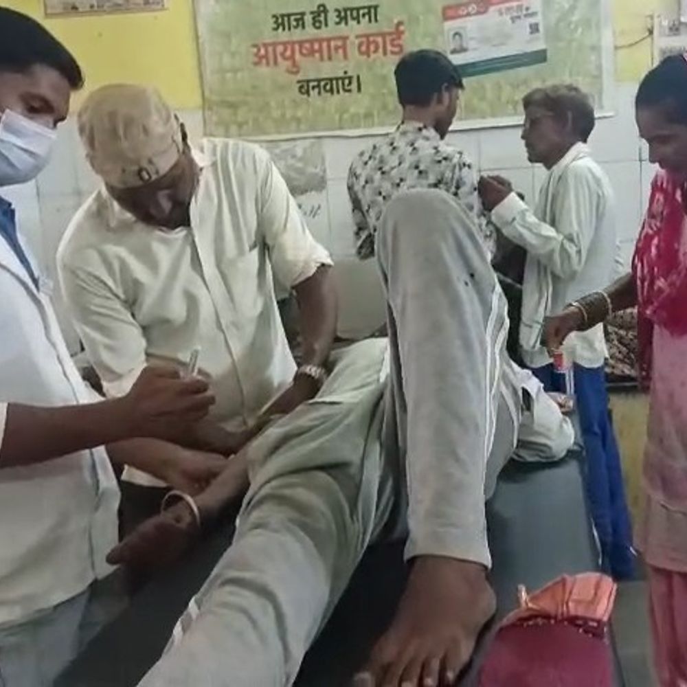 सीतापुर में पिकअप ने ई-रिक्शा को मारी टक्कर:ओटी चालक सहित दो गंभीर घायल, गंभीर हालत में चालक लखनऊ रेफर