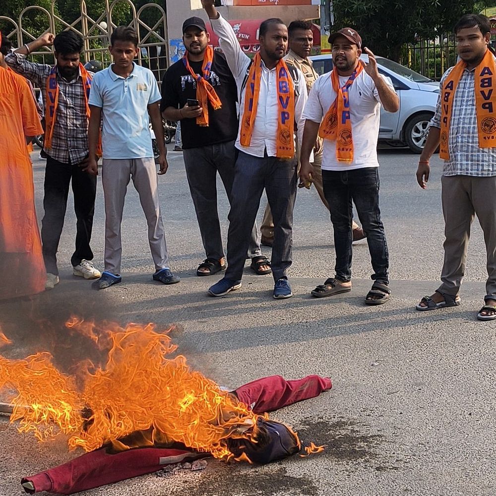 झारखंड में छात्रों पर लाठीचार्ज का विरोध:रामपुर में एबीवीपी ने हेमंत सोरेन का पुतला फूंका, मांगा इस्तीफा