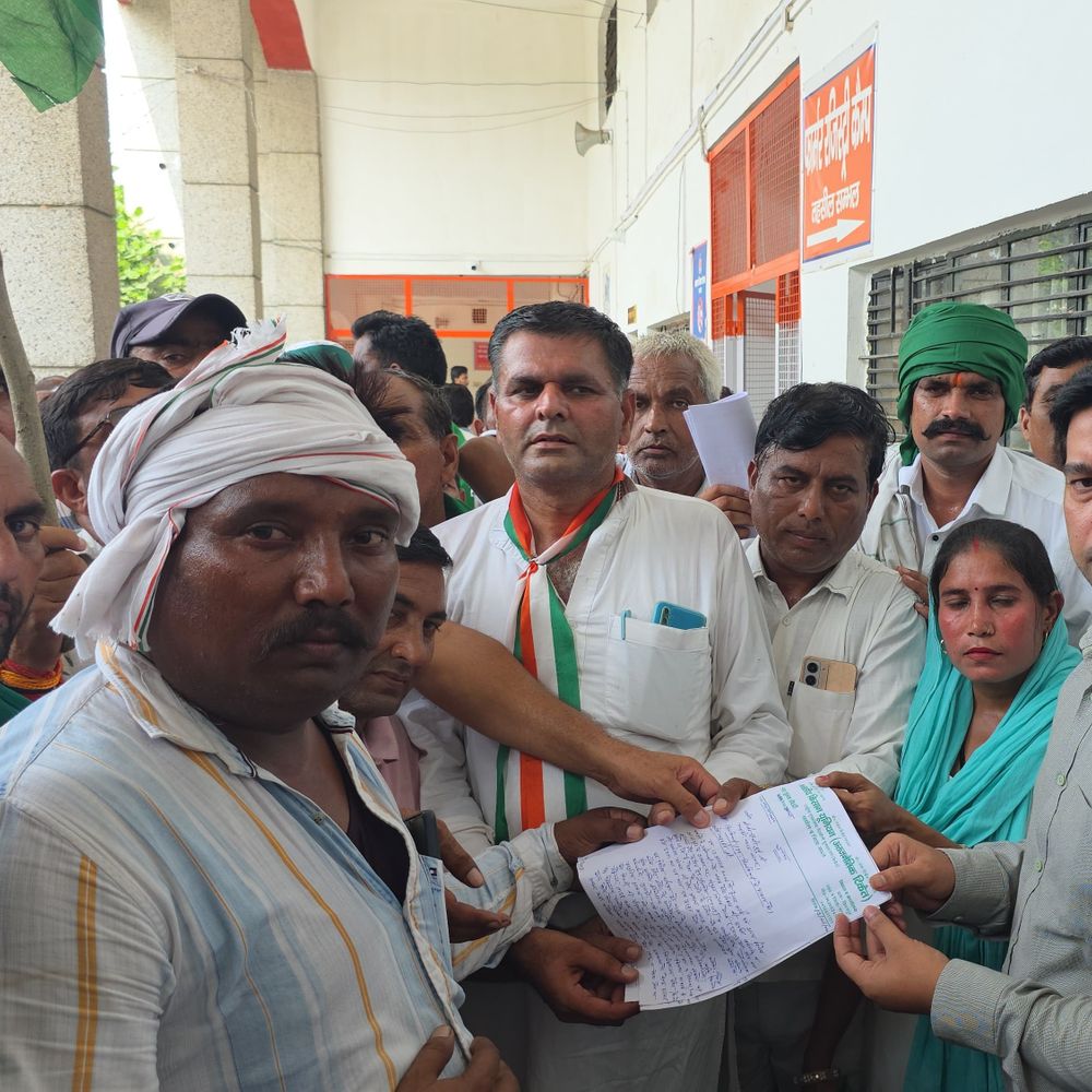 संभल में किसानों ने निकाली 5 किमी लंबी ट्रैक्टर रैली:राष्ट्रपति के नाम 16 सूत्रीय ज्ञापन एसडीएम को सौंपा