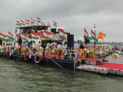 
                 आज 350 से ज्यादा नावों पर दिखेगा राष्ट्रध्वज:11 बजे बोट क्लब से निकलेगी नौका तिरंगा यात्रा, सीएम होंगे शामिल 
            