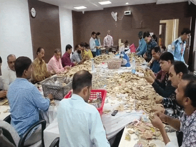 
                 खजराना गणेश मंदिर की दान पेटियों से निकले ₹1.30 करोड़:40 पेटियों की गिनती जारी, कल भी होगी काउंटिंग; सीसीटीवी से हो रही निगरानी 
            