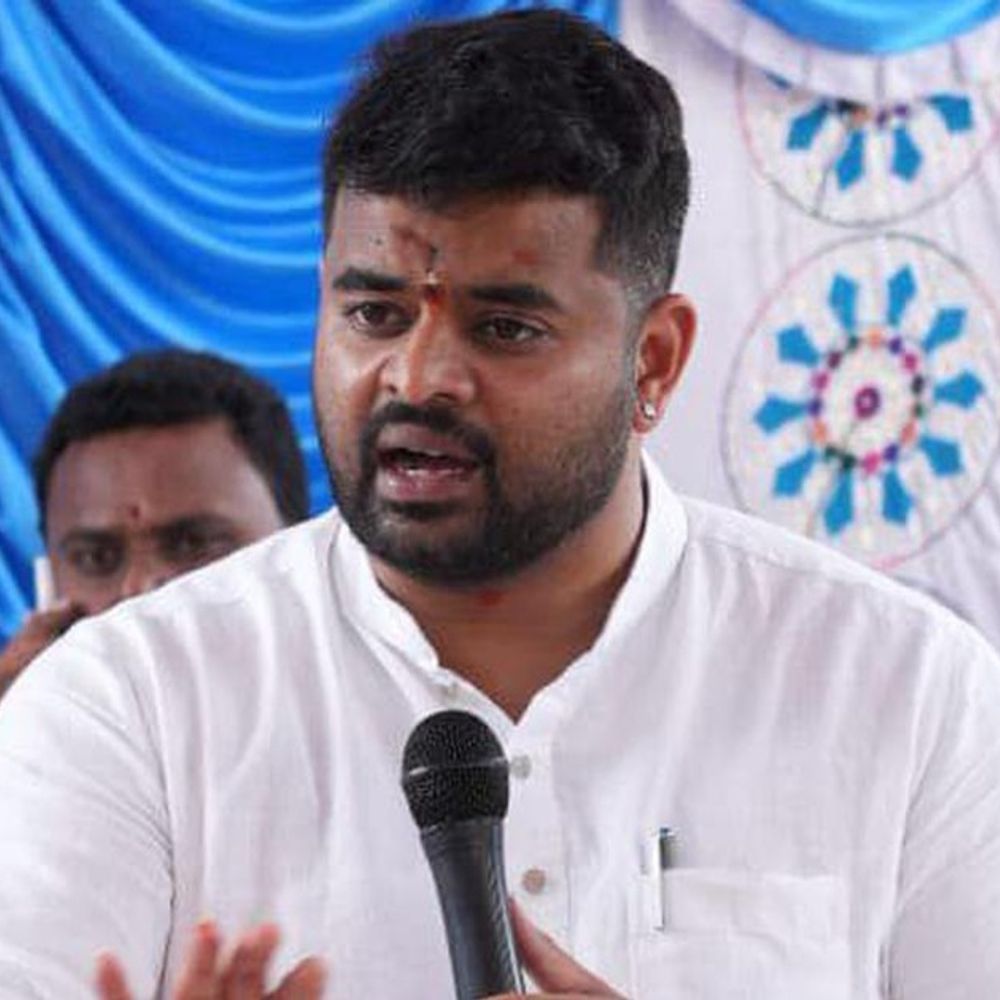 
                 जेल में प्रज्वल रेवन्ना के फोन से मिले 90 पोर्न-वीडियो:नई FIR दर्ज; पूर्व पीएम का पोता रेप केस में उम्रकैद की सजा काट रहा 
            