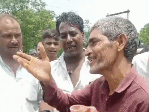 शिवपुरी में 2 महीने से नहीं मिला राशन, फूटा गुस्सा:सेल्समैन को घेरा, पुलिस ने छुड़वाया; ग्रामीण बोले- प्रशासन से शिकायत करेंगे