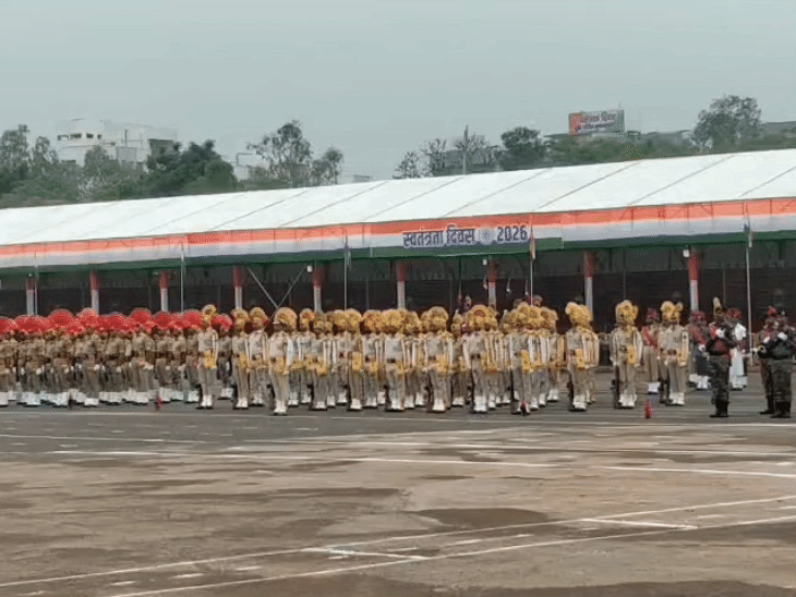 
                 भोपाल के लाल परेड ग्राउंड पर फुल ड्रेस रिहर्सल:परेड, मार्च पास्ट और सुरक्षा व्यवस्था परखी; 15 अगस्त को होगा राज्य स्तरीय समारोह 
            