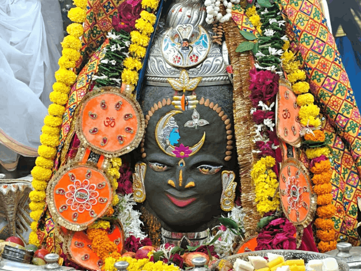 
                 भस्म आरती में राजा स्वरूप में सजे बाबा महाकाल:रजत मुकुट, मुंडमाल और फूलों की माला से गुरुवार को हुआ दिव्य श्रृंगार 
            