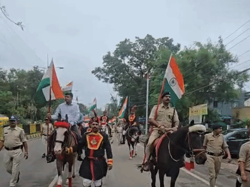 
                 उज्जैन में निकलीं दो तिरंगा यात्राएं:कलेक्टर-एसपी समेत अफसर घोड़े पर सवार होकर निकले, स्कूली बच्चों ने लगाए देशभक्ति के नारे 
            
