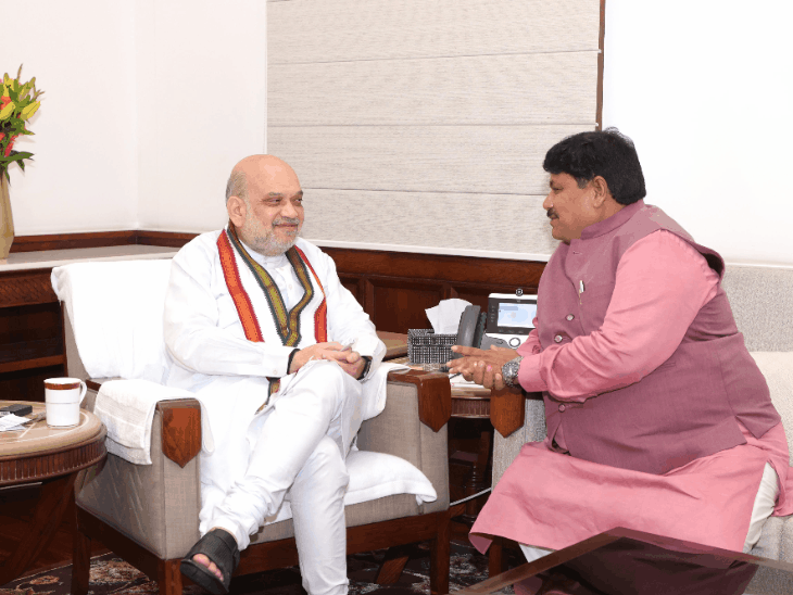 
                 उज्जैन सांसद अनिल फिरोजिया ने अमित शाह पर लिखी किताब:"नए भारत के चाणक्य" में अमित शाह की तुलना चाणक्य से की, पहली प्रति गृहमंत्री को भेंट की 
            