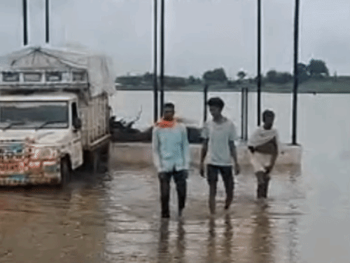 पानी में डूबा श्मशान घाट, रास्ते में कीचड़ ही कीचड़:बुरहानपुर में अंतिम संस्कार के लिए शव ले जाना परेशानी भरा; डेम क्षेत्र में बना घाट