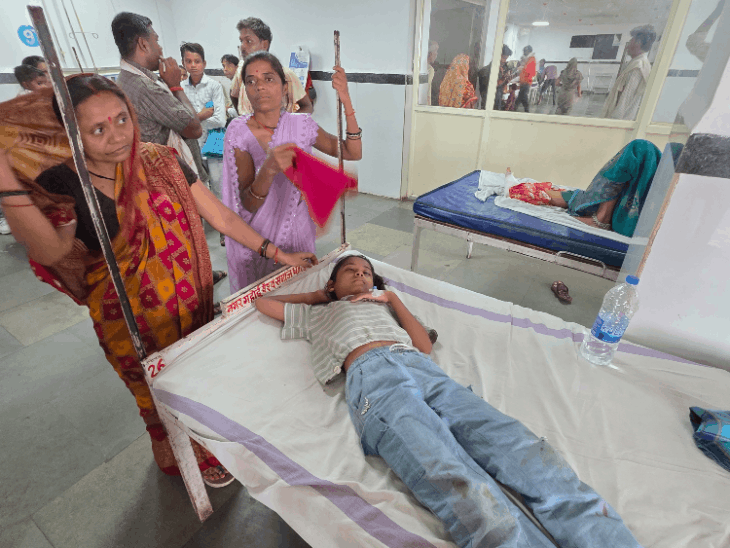 पुल से नीचे गिरी, मासूम की मौत:छतरपुर में मेहंदीपुर बालाजी से लौटते समय हादसा; 6 सदस्य घायल, दो रेफर