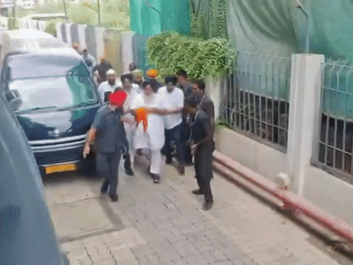 पंजाब के पूर्व डिप्टी-CM सुखबीर बादल पर नांदेड़ में हमला:गुरुद्वारे में टहल रहे थे; बचाने की कोशिश में एक पुलिसकर्मी भी घायल