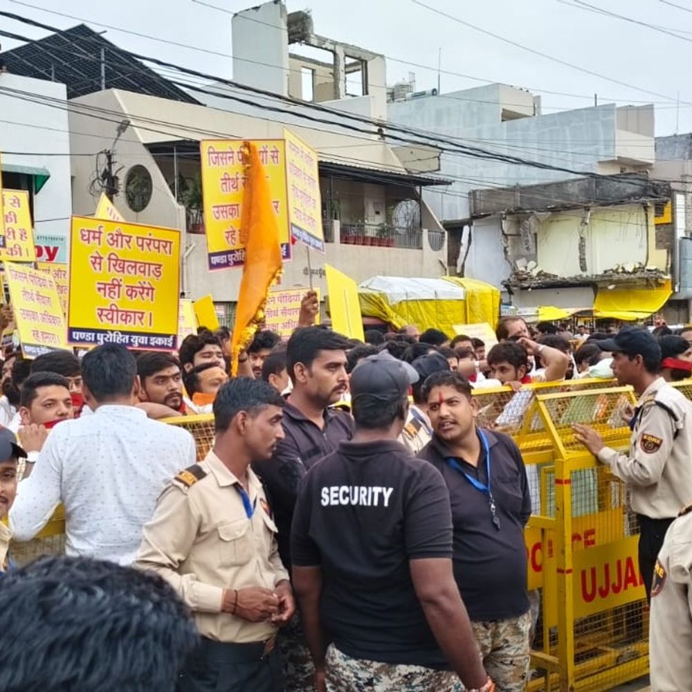 
                 तीर्थ पुरोहितों की मौन रैली महाकाल मंदिर पहुंची:शिप्रा की नवीन आरती पर परंपरा बनाए रखने की मांग 
            