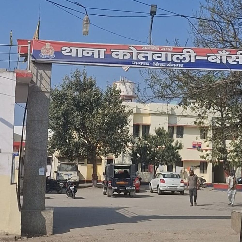 सिद्धार्थनगर में घर में घुसकर मारपीट का आरोप:रास्ते-पानी निकासी को लेकर हुआ विवाद, 12 दिन बाद 19 पर केस