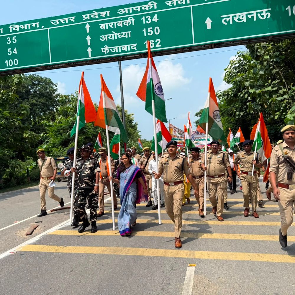 श्रावस्ती में डीएम-एसपी ने हाथों में तिरंगा लेकर निकाली रैली:'हर घर तिरंगा' अभियान के तहत देशभक्ति के नारों से गूंजा शहर, हर घर तिरंगा फहराने की अपील