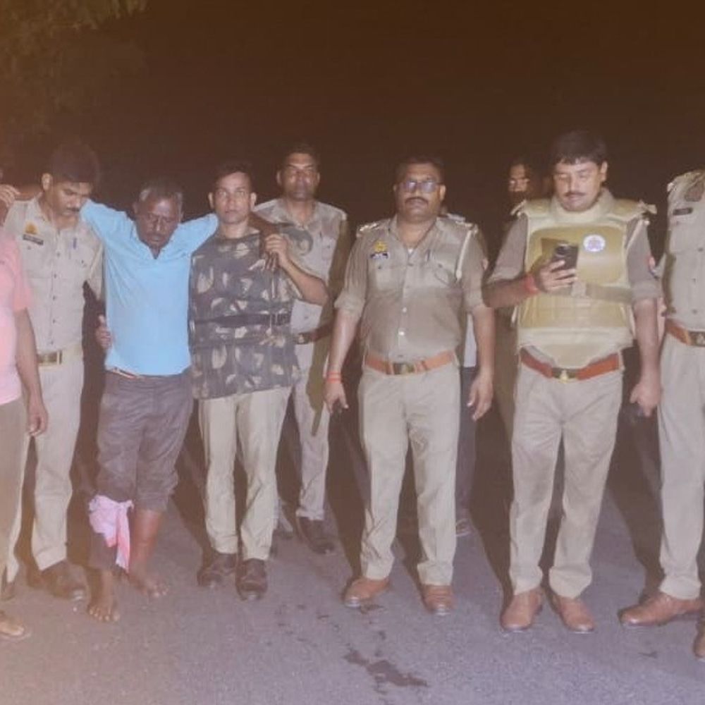 देवरिया में गो तस्करों से पुलिस मुठभेड़, तीन गिरफ्तार:एक आरोपी के पैर में लगी गोली, पशु और हथियार बरामद
