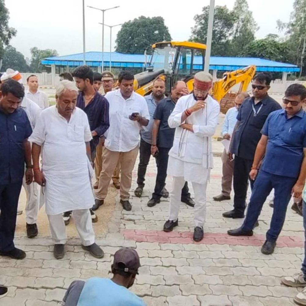 नैमिषारण्य में घटिया ईंट देखकर भड़के प्रभारी मंत्री:बजाकर जांची गुणवत्ता तो टूट गईं ईंटें, अधिकारियों को फटकार